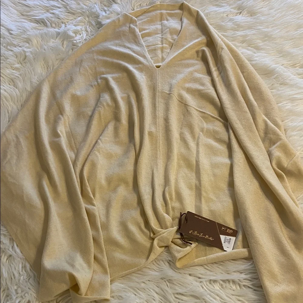 KERISMA WOOL  Elegant Cream Poncho on size length 35” wide 20” - Picture 7 of 8